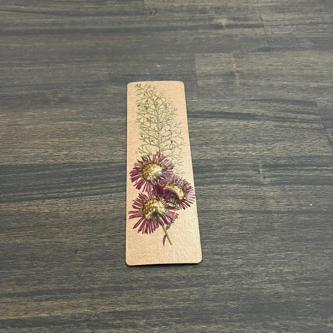 Marque-page de fleurs pressées à la main