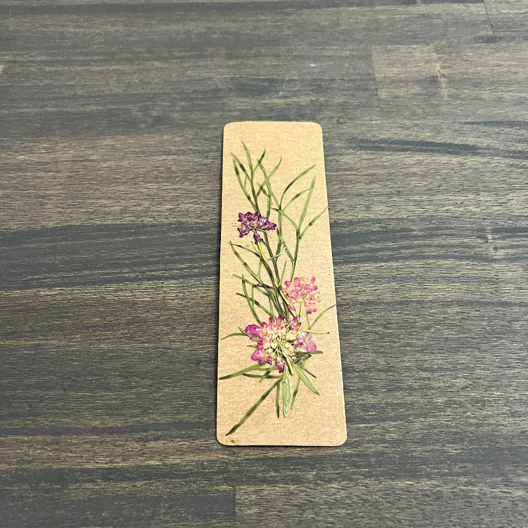 Marque-page de fleurs pressées à la main