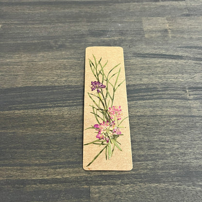 Marque-page de fleurs pressées à la main