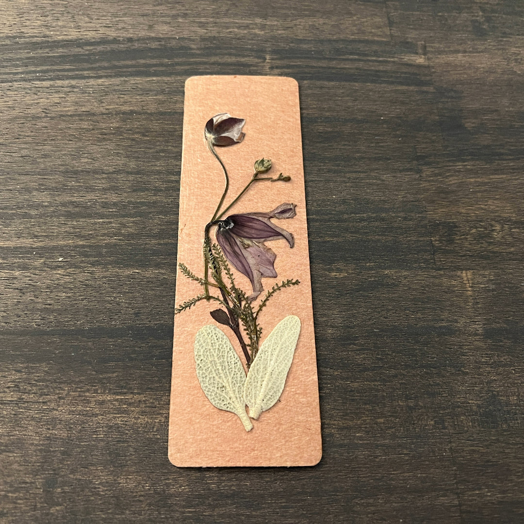 Marque-page de fleurs pressées à la main