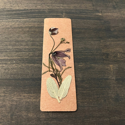 Marque-page de fleurs pressées à la main