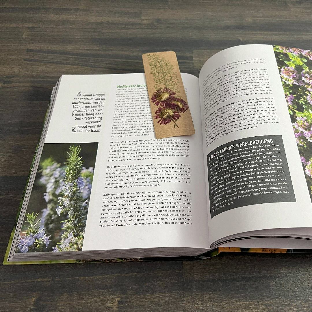 Marque-page de fleurs pressées à la main
