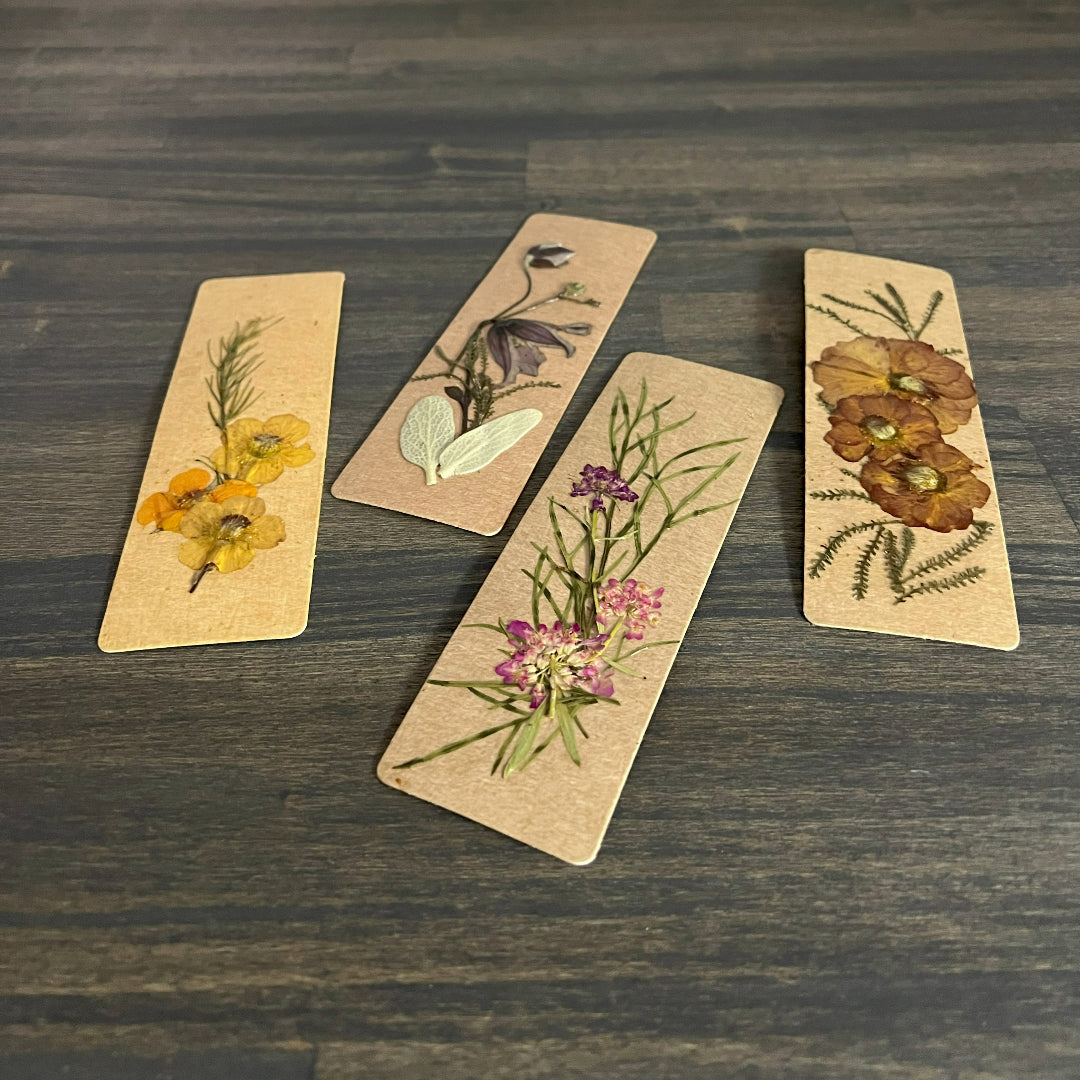 Marque-page de fleurs pressées à la main